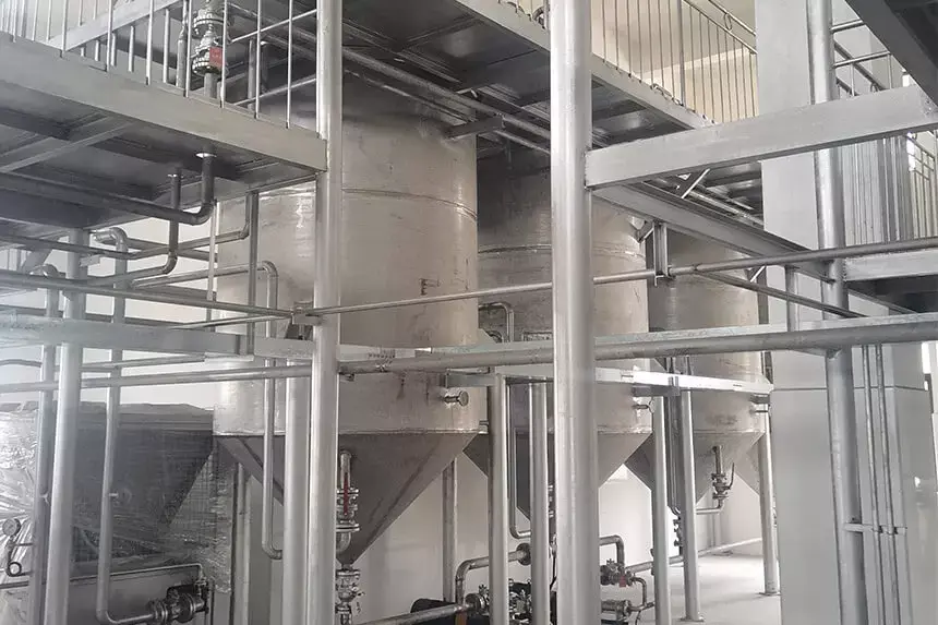 Palm oil degumming process in refining